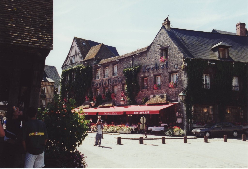 das wunderschöne Hafenstädtchen Honfleur in der Normandie